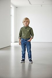 yeşil gömlekli mavi pantolonlu ikili erkek çocuk takımı