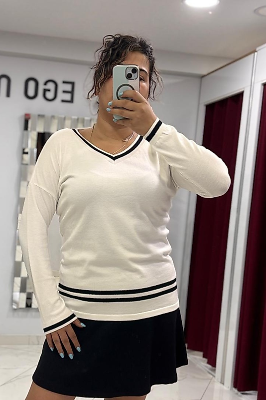 Siyah Çizgi Detaylı Ekru V Yaka Triko