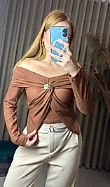 Madonna Yaka Gold Aksesuarlı Taba Bluz – Zarif ve Modern Tasarım