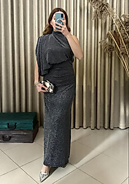 PARLAK SİMLİ KUMAŞ DRAPELİ TEK OMUZ ELBİSE