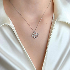 Kelebek Figürlü Kadın Kolye – Zarafet ve Özgürlüğün Simgesi