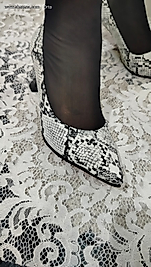 beyaz yılan desenli ayakkabı