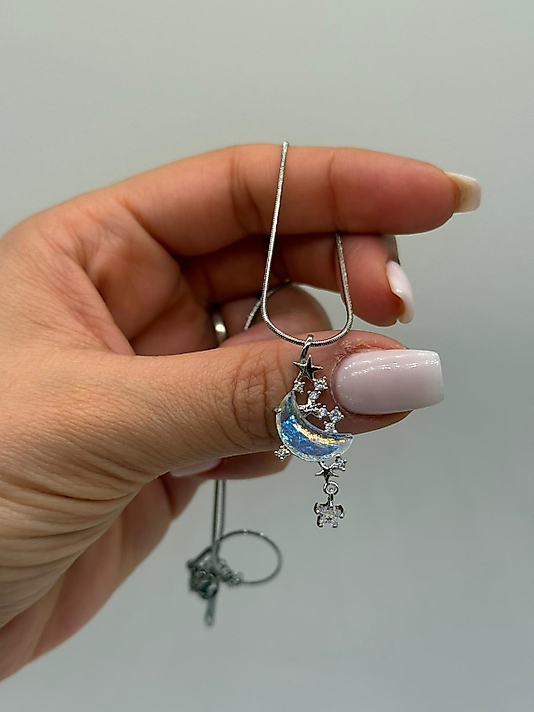 Sallantılı Yıldız Detaylı Ay Figürlü Kolye