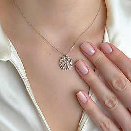 Taş Detaylı Halka Kadın Kolye – Klasik Şıklığın Modern Yorumu