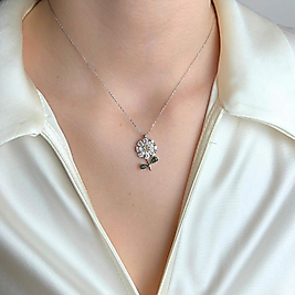 Geometrik Figürlü Kadın Kolye – Modern ve Minimalist Takı Tasarımı