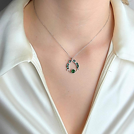 Yıldız Motifli Rose Gold Kolye – Işıltılı Kadın Takı Tasarımı