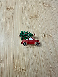 Çam Ağacı ve Kırmızı Araba Broş