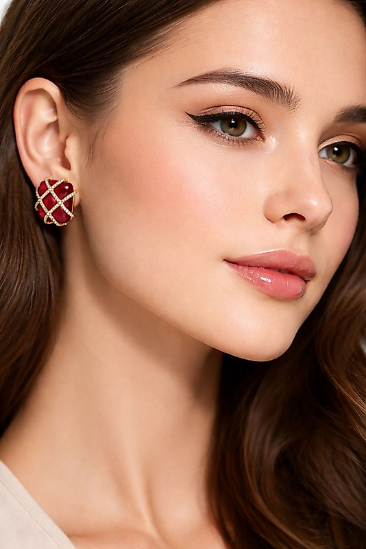 Kırmızı taş ve gold örgü detaylarıyla güçlü, şık ve dikkat çekici kadın küpe.