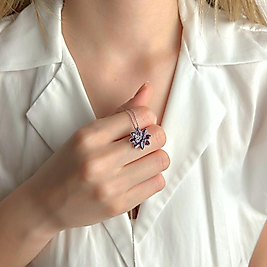 Mor Taşlı Çiçek Kolye – Zarif Gümüş Tonlu & Mor Detaylı Kolye, Kristal Taşlı Minimalist Kolye, Kadınlara Hediye