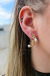 Xuping Vip Seri İncili Yaprak Model Gold Renk Çelik Küpe (3 cm)