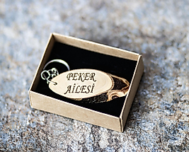 İsme Özel Ahşap Anahtarlık – Doğal Ağaç Dilimi Lazer Kazımalı Anahtarlık