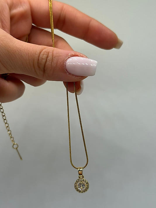 Işıltılı Tek Taş Çerçeveli Kolye