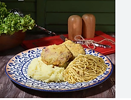 Püreli Kadınbudu Köfte + Makarna.........Kadın budu köftenin yan ınada makarnamı olurmuş demeyin siz deneyın bakı n ne harika olmuş....