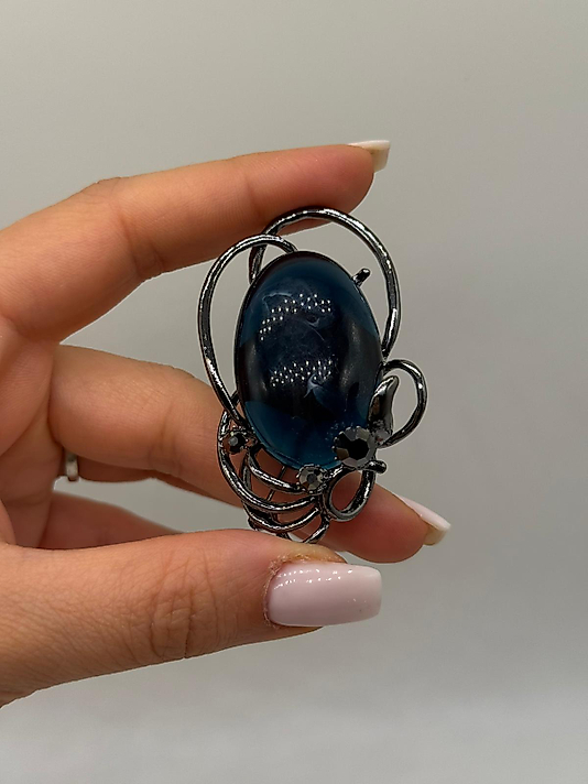 Lacivert Taşlı Modern Kıvrım Tasarım Broş