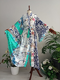 Abaya İpek Saten Kumaştan Desenli Kolları Fırfırlı.