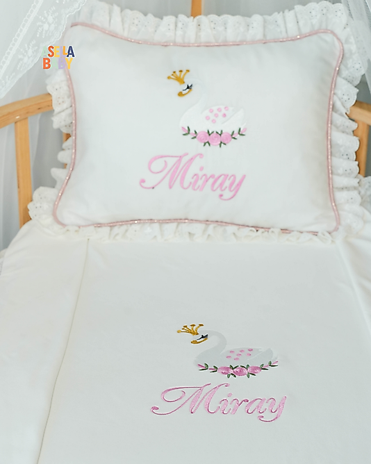 Kız Bebek Yenidoğan Set - Bebeğinizin İsmi ve Kuğu Nakış