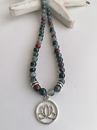 Lotus Çiçeği Detaylı Kantaşı Kolye