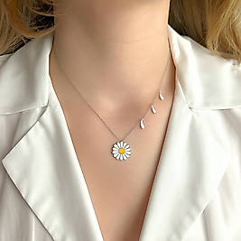 Gümüş Papatya Kolye – Zarafetin ve Saf Sevginin Simgesi