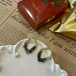 Siyah Kemik Gold Detay Küpe
