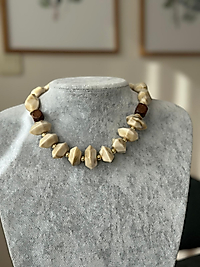 Kahve Gold Detay Krem Boncuk Kolye