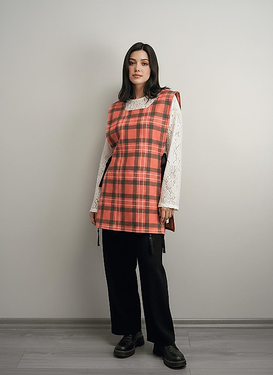 Lora Ekose Desenli Kadın Gömlek ve Siyah Pantolon Kombini