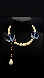 İnci Kırlangıç Detaylı Marka Kolye