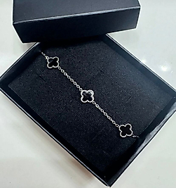 SİYAH YONCA GÜMÜŞ RENK BİLEKLİK VC MODEL