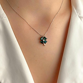 Dört Yapraklı Yonca Taşlı Zarif Kolye – Şans Sembolü Minimal Takı