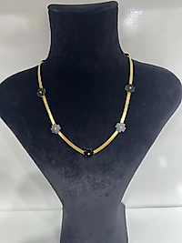 Siyah çiçek detaylı çelik kolye