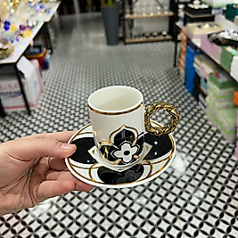 Siyah çiçek desenli fincan takımı