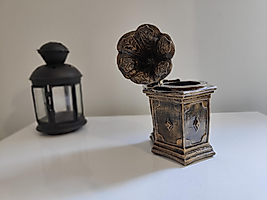 Gramofon Şeklinde Altın Eskitme Retro Obje (Saksı, Kalemlik, Biblo)