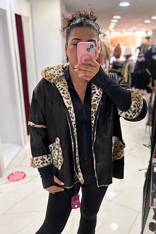 Leopar Detaylı Kapüşonlu Siyah Süet Görünümlü Mont