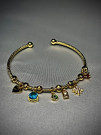 charmlı kelepçe bileklik