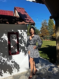 Kemer Detaylı Siyah-Beyaz Elbise