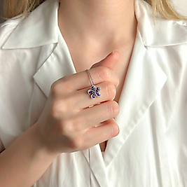 Mor Taşlı Yonca Kolye – Gümüş Tonlu Zarif Çiçek/Yonca Kolye, Işıltılı Minimalist Kadın Kolyesi, Şık Hediye