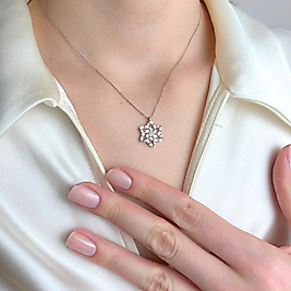 Taş Detaylı Kalpli Kadın Kolye – Aşkın Parlayan İfadesi