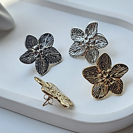 Ari Jewelry Altın ve Gümüş Çiçek Tasarım Çelik Küpe - Zarif ve Modern Küpe Modelleri