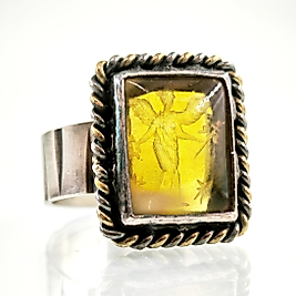 KANATLI ZAFER TANRIÇASI İNTAGLİO DAMLA KEHRİBAR YÜZÜK