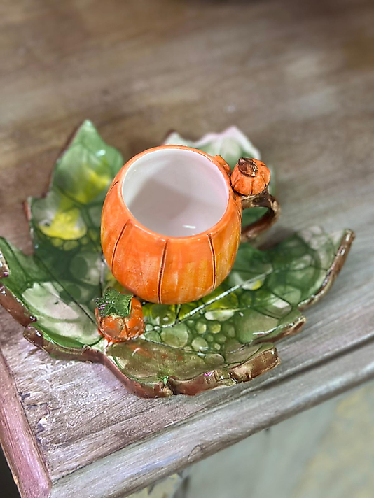 El Yapımı Turuncu Kabak Figürlü Sonbahar Temalı Seramik Fincan