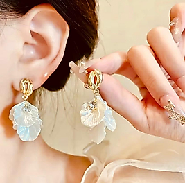 Altın Renk Zirkon Taşlı Beyaz Renk Tasarım Yaprak Küpe