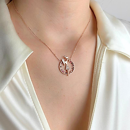 Çiçek Figürlü Kadın Kolye – Doğanın Zarafetini Üzerinde Taşı