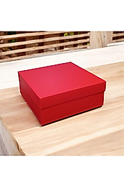 Kırmızı 25*25*10 ölculerinde kapaklı hediyelik kutu
