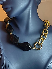Siyah Taşlı Gold Zincir Detay Kolye