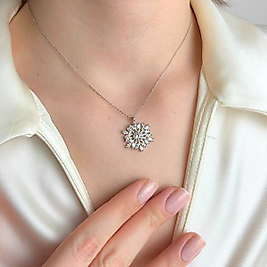 Zarif Kalpli Taşlı Kadın Kolye – Romantik ve Işıltılı Tasarım