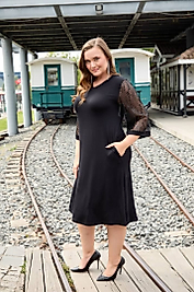 kolları tül detaylı siyah elbise