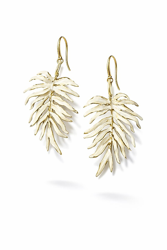 Beyaz Yaprak Detaylı Gold Renk Küpe