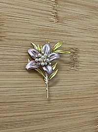 İnci Detay Zambak Broş