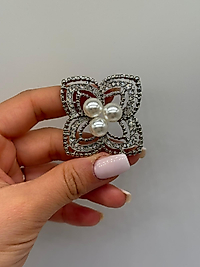 Zirkon Taşlı Üç İnci Detaylı Kelebek Broş