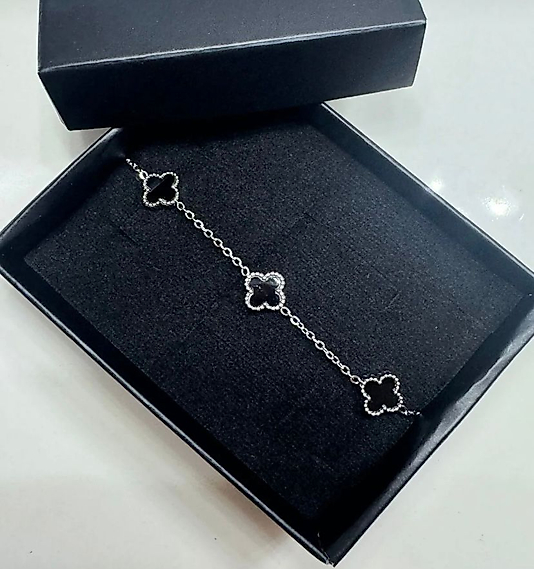 SİYAH YONCA GÜMÜŞ RENK BİLEKLİK VC MODEL