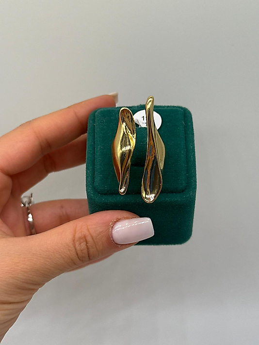 Zarif Akış Detaylı Gold Küpe